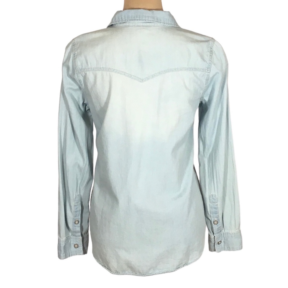 Rue 21 Light Wash Chambray Button Down Shirt, Medium (Juniors) - Picture 3 of 10